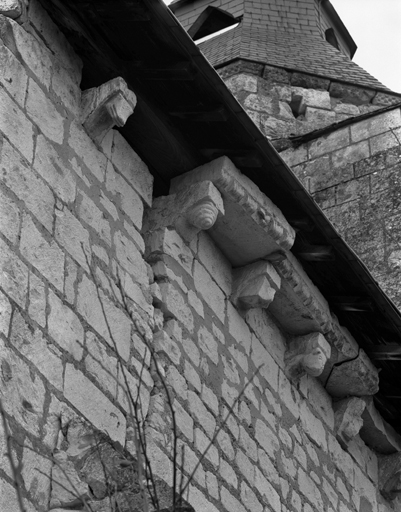 Bras sud du transept, mur est : détail de la corniche et de quelques modillons.