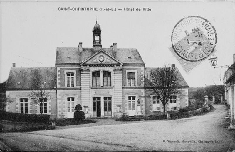 Vue d'ensemble de la façade au début du 20e siècle, après l'installation du monument à Fulgence Raymond en octobre 1913.