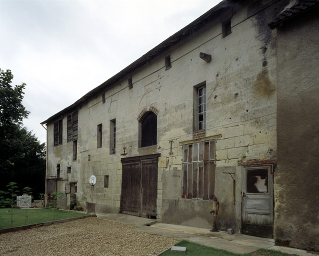 Vue d'ensemble du bâtiment situé perpendiculairement à la rivière, derrière le logis.