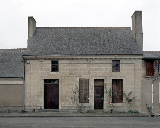 Façade sur rue en pierre de taille.