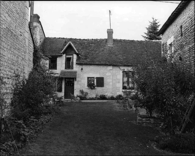 Maison au lieu-dit 'les Liots'. Vue d'ensemble de la façade antérieure sur cour.