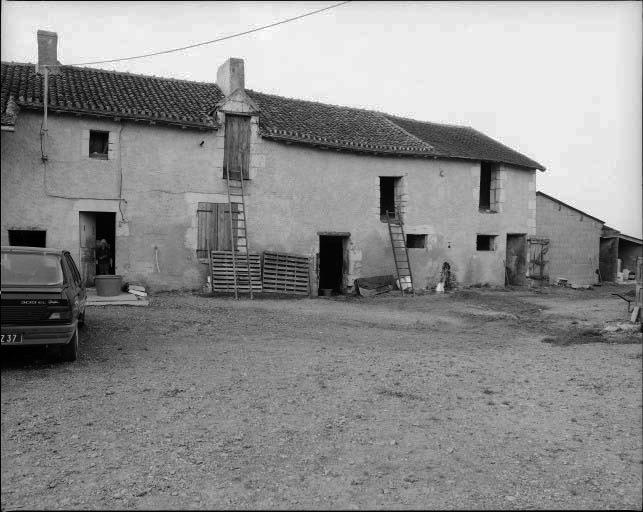 Façade sur cour : second logis et étables.
