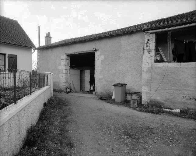Façade sur cour : entrée de la grange.