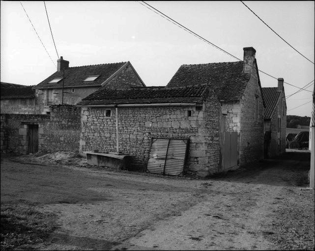 Maisons et bâtiment annexe avec pignons alignés, au lieu-dit 'Perray'.