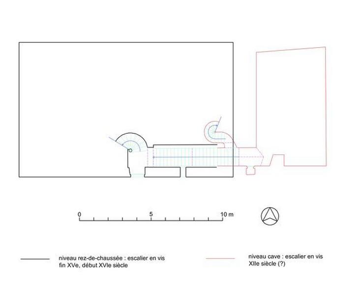 Superposition du départ des escaliers en vis. Rez-de-chaussée : escalier fin XVe, début XVIe siècle. Cave : escalier XIIe siècle (?).