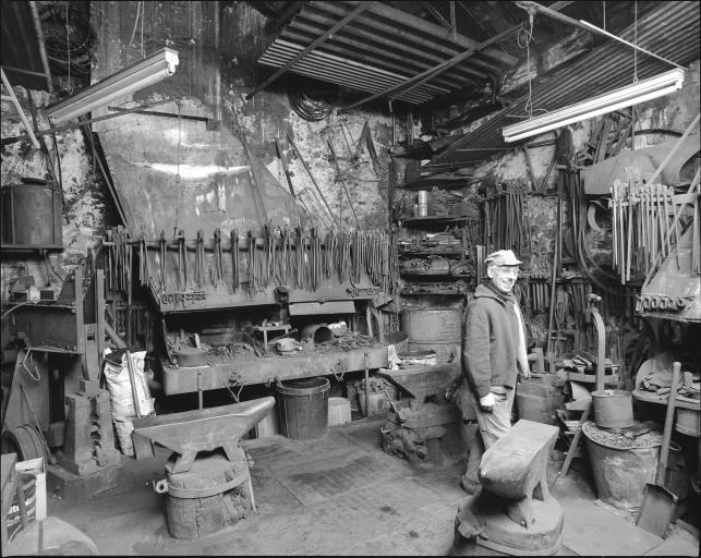 Forge à double foyers. Le conduit de cheminée est une réutilisation du bâtiment situé autrefois à l'emplacement de l'atelier.