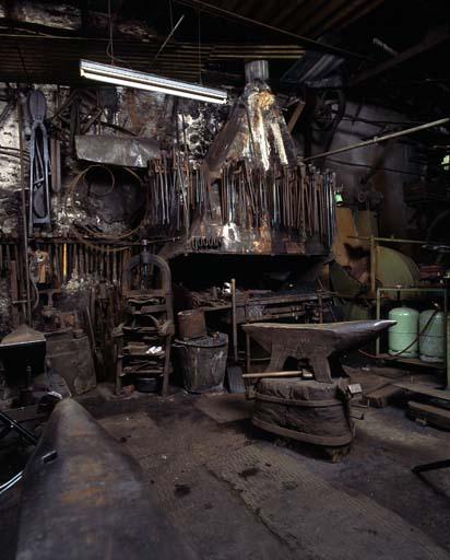 La forge à un seul foyer avec au premier plan une enclume. Cette forge est utilisée pour les soudures (elle est située près du marteau pilon). Le soufflet de cuir a été retiré il y a quelques années.