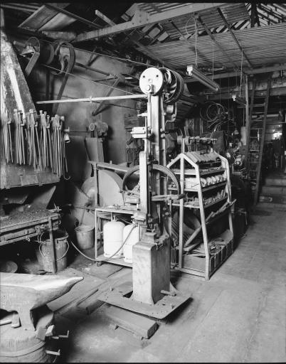 Le marteau pilon a été livré par l'entreprise Guyot à la Souterraine (Creuse) et a fonctionné avec un moteur à gaz pauvre jusque vers 1930 puis avec un moteur électrique de 5 CV.