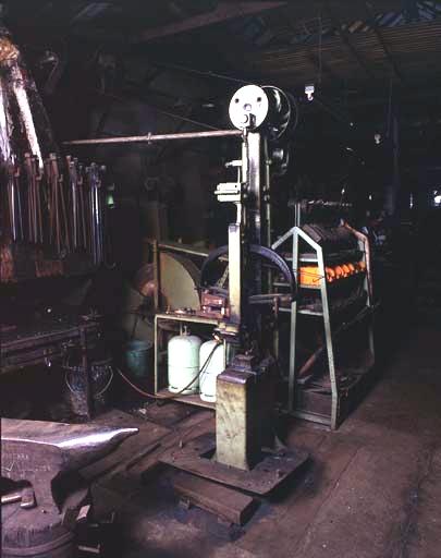 Le marteau pilon a été livré par l'entreprise Guyot à la Souterraine (Creuse) et a fonctionné avec un moteur à gaz pauvre jusque vers 1930 puis avec un moteur électrique de 5 CV.