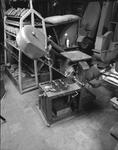 Achetée vers 1956, la scie à ruban sert à couper les barres d'acier pour la fabrication des outils. Elle permet deux positions de travail : horizontale ou verticale (pour la refente en bout).