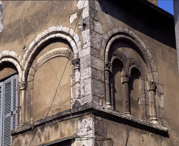 Baies à l'étage à l'angle des rues du Puits de l'Ange et du Traîneau.