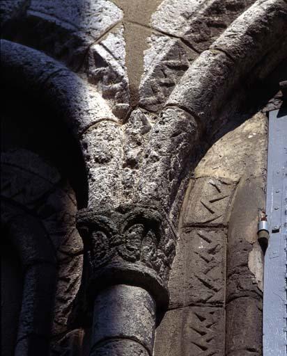 Baies médianes, rue du Puits de l'Ange : chapiteau médian entre les baies.