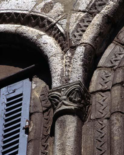 Avant dernière et dernière baies droites, rue du Puits de l'Ange : chapiteau intermédiaire entre les baies.