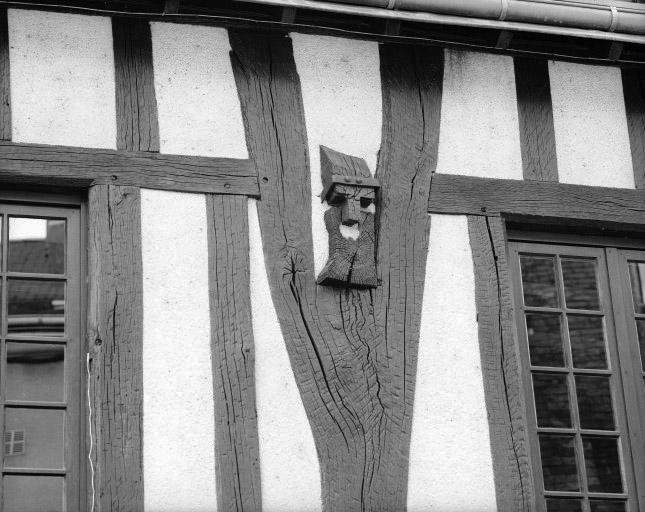 Détail du poteau médian en fourche de la façade de la maison sise 1, rue du Rû.