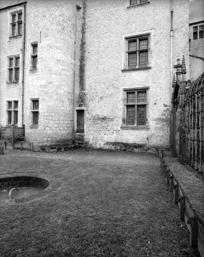 Portes extérieures de l'étage et du rez-de-chaussée permettant l'accès au jardin.