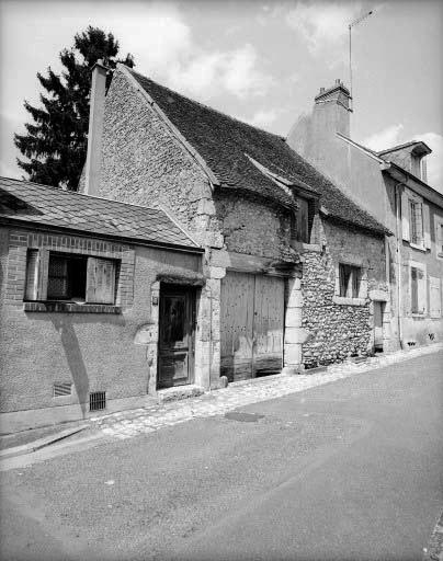 Maison sise 6, rue Cave d'Igoire présentant une demi-croisée en longueur.