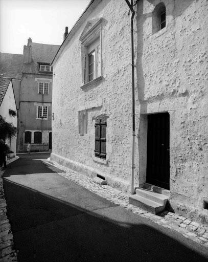 Vestiges de baies de la seconde Renaissance sur la façade de la maison sise à l'angle des rues de la Cordonnerie et des Quatre Nations.