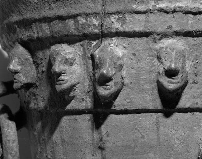 Détail des ornements figurés.
