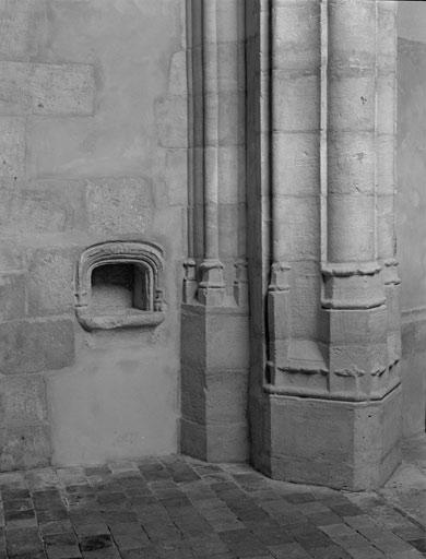 Vue intérieure du porche, détail : base de l'arcade d'accès à la nef.