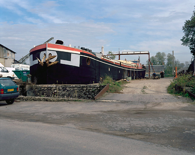 Bateau sortant du bassin de radoub.