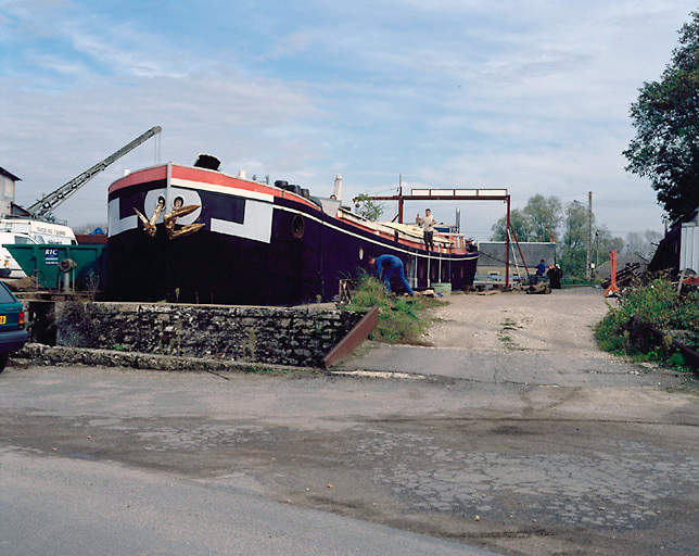 Bateau sortant du bassin de radoub.