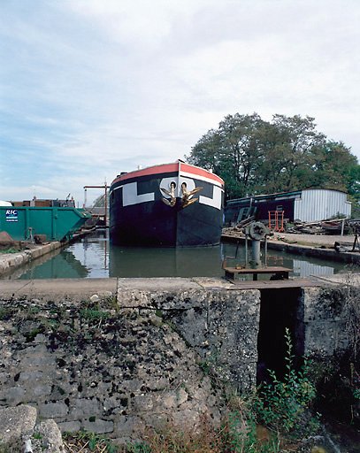 Bateau sortant du bassin de radoub.