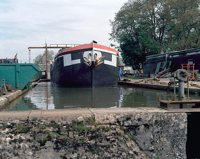 Bateau sortant du bassin de radoub.