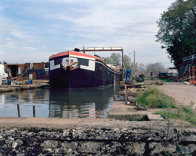 Bateau sortant du bassin de radoub.