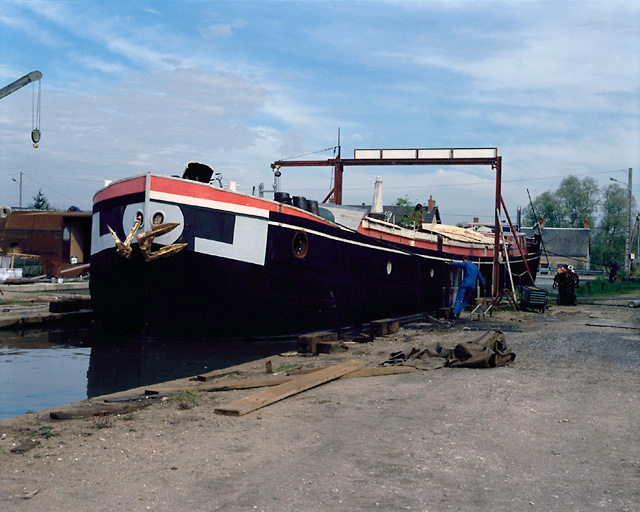 Bateau sortant du bassin de radoub.