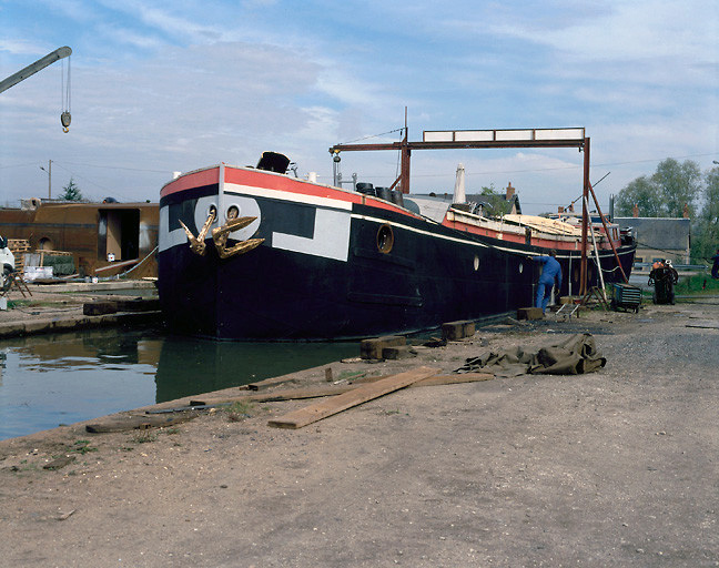 Bateau sortant du bassin de radoub.