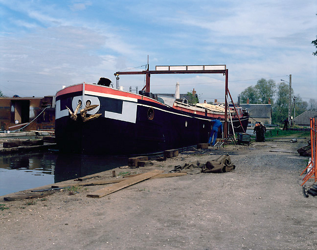 Bateau sortant du bassin de radoub.