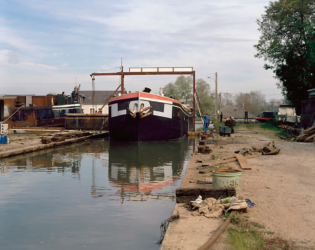 Bateau sortant du bassin de radoub.