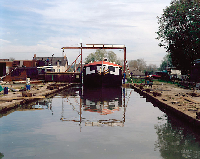 Bateau sortant du bassin de radoub.