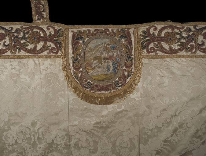 Vue de détail du dos : l'orfroi et le chaperon.