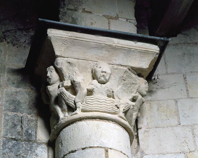 Absidiole nord, colonne engagée ouest : personnages sur les flots.