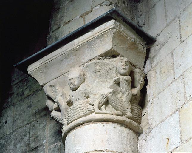 Absidiole nord, colonne engagée ouest : personnages sur les flots.