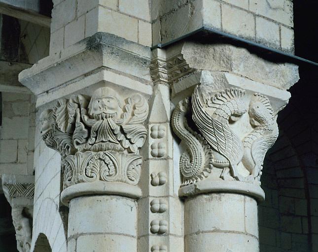 Chapiteaux des colonnes engagées sud-ouest du pilier nord : chimères et monstres dévorant des feuillages.