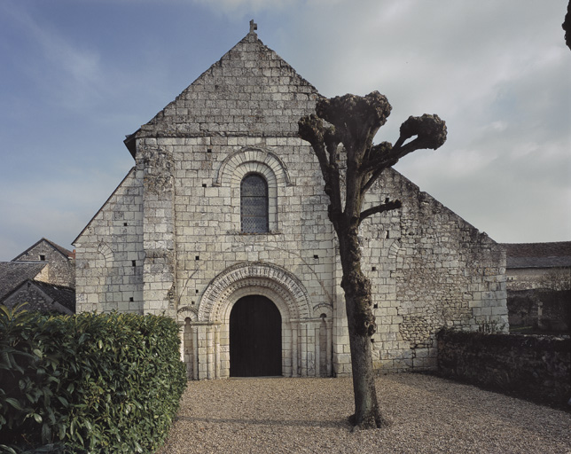 Vue d'ensemble de la façade occidentale.