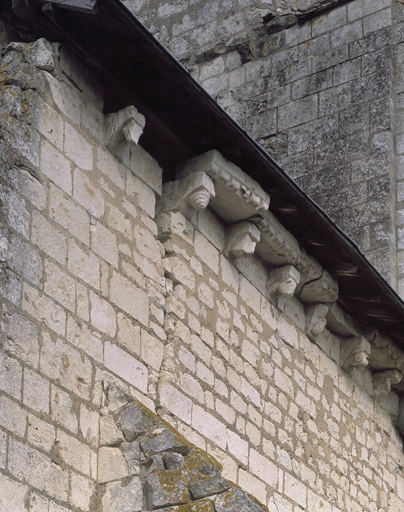 Bras sud du transept : détail de la corniche.