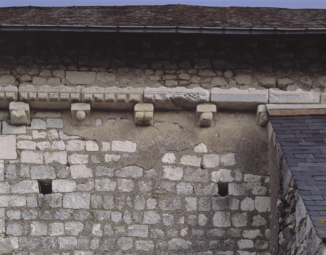 Nef, mur gouttereau sud : détail de la corniche.