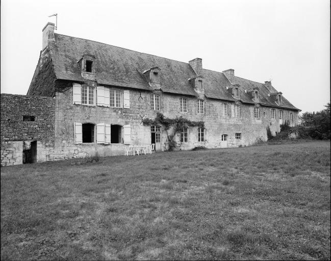 Vue d'ensemble de la façade sud du logis.