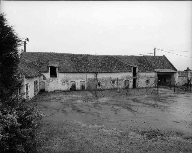 Communs fermant la cour au sud.