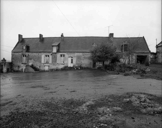 Logis, façade antérieure sur cour.