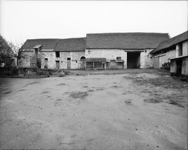 Etable et grange fermant la cour au nord.