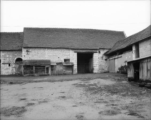 Grange : façade sur cour.
