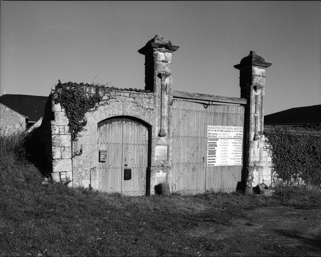 Portail, limite 16e siècle 17e siècle. Vue d'ensemble.