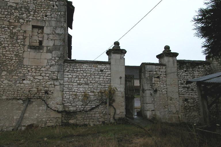 Portail donnant accès au clos de vigne ; vue prise du sud.