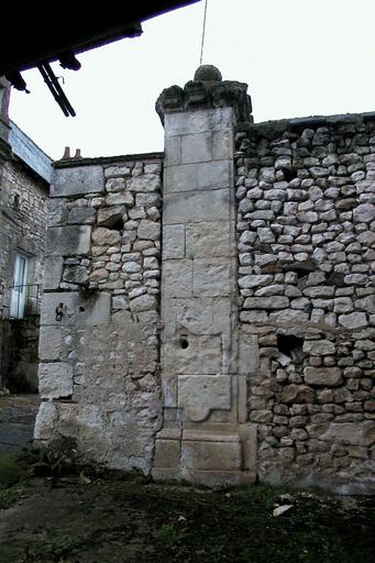 Détail d'un des piliers du portail donnant accès au clos de vigne.