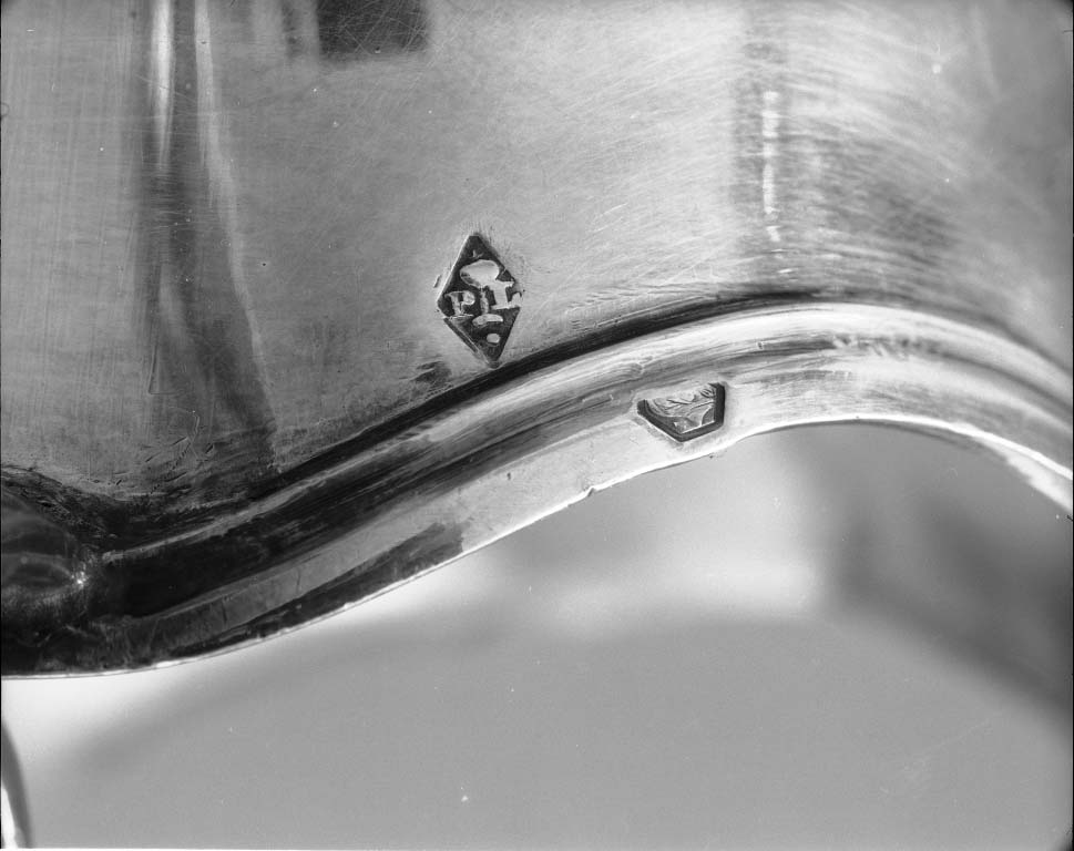 Détail : poinçon de Pierre Leclaire (vers 1765-1846), fabricant orléanais : losange vertical portant les lettres P L séparées par un ciboire, sur un point ; poinçon de 1er titre de l'argent, départements, 1819-1838 : tête de vieille femme (partiellement effacé).