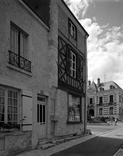 Maison sise à l'angle du 1, place du Docteur Charles Hyvernaud et de la rue du Change.